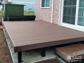 ステップ付きで上り下りがスムーズなウッドデッキ[施工後]
