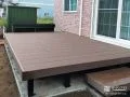 ステップ付きで上り下りがスムーズなウッドデッキ