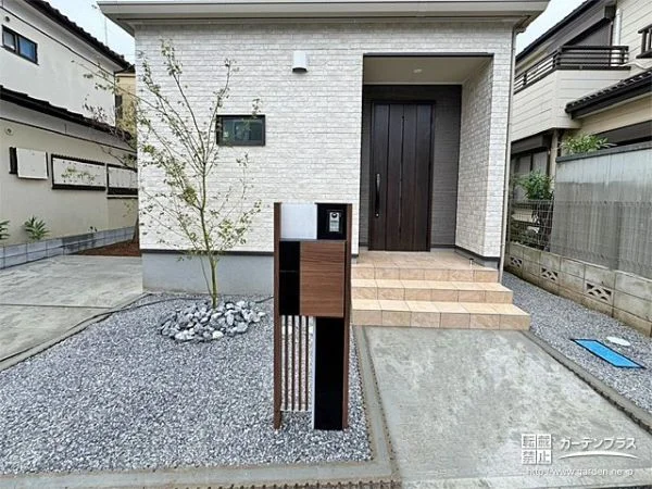 機能門柱や植栽がシンプルモダンな玄関周りを演出する外構工事