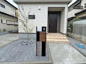 機能門柱や植栽がシンプルモダンな玄関周りを演出する外構工事