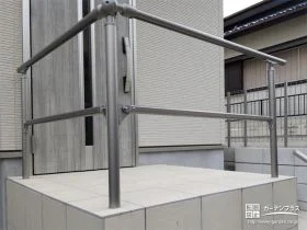 手すりを増設し玄関ポーチからの転落事故を防止[施工後]