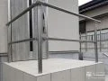 手すりを増設し玄関ポーチからの転落事故を防止