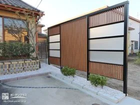 和の雰囲気の住宅外観と調和するスタイリッシュな目隠しフェンス[施工後]
