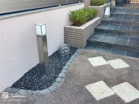 深い黒色が庭全体を引き締める黒玉石[施工後]