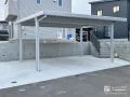 シンプルかつ機能的なデザインの駐車スペース