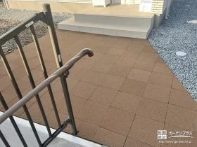 雨の日も水たまりを気にすることなく歩行できるアプローチ[施工後]