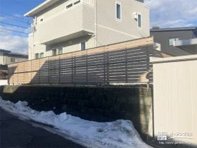 視線をしっかり遮り、自然のぬくもりを感じられる目隠しフェンス[施工後]