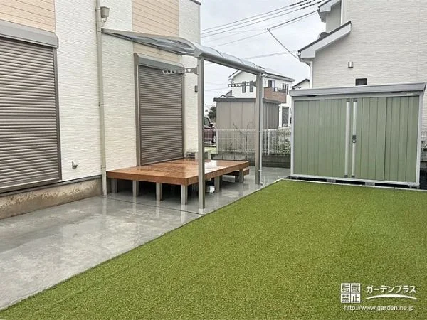 爽やかなグリーンカラーがお庭にマッチする大型物置の設置工事