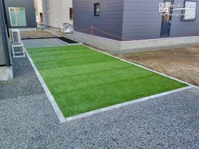 転んでもケガをしにくい素材の人工芝スペース[施工後]