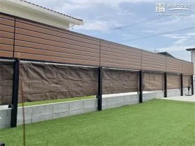 お庭らしい温かみを感じられる木目調目隠しフェンスの設置工事