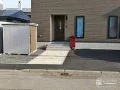 リアルな石目のアプローチが映えるアスファルトの駐車スペース工事