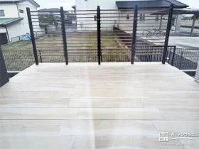 木目調のタイルを用い優しい雰囲気で外構にマッチするデッキ工事