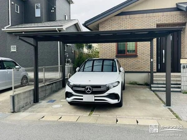 ワイドタイプの屋根でお車を余裕をもって守るカーポート設置工事