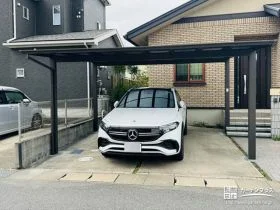 ワイドタイプの屋根でお車を余裕をもって守るカーポート設置工事