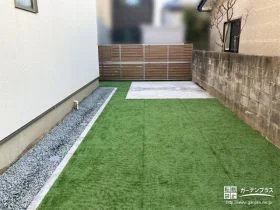 木目調の目隠しフェンスが優しく視線をカットするお庭工事
