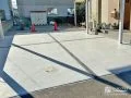 インターロッキング目地がモダンな駐車スペース