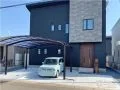 ブラックカラーのカーポートがモダンでかっこよく映える外構工事