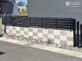 市松格子柄が目を引く境界塀