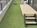 木目調のデッキと人工芝の緑が癒しの空間へ