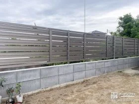 圧迫感を与えずに視線をカットするフェンス[施工後]