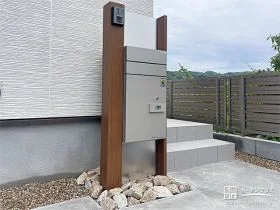 木目調が柔らかい印象でお住まいにマッチする機能門柱[施工後]