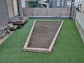 四季折々の花々が引き立つレンガの花壇