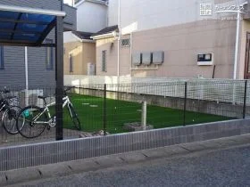 お手入れの手間が無く、快適な敷地境界のメッシュフェンス[施工後]