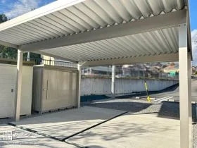 ホワイト系のカラーでまとまり感のある機能性抜群の駐車スペース[施工後]