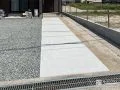 圧迫感の無い敷地境界と歩きやすい玄関アプローチ