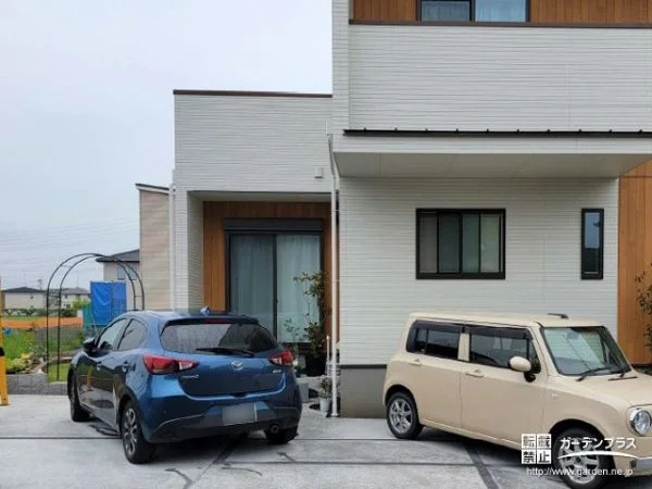 インターロッキング目地がアクセントとなった駐車スペース工事