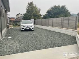 車を停めるスペースとしても、お庭としても活用できる空間[施工後]