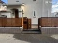 木調フェンスと門扉が映える玄関アプローチ