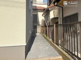 雑草対策とデザイン性を両立する犬走りの工事[施工後]