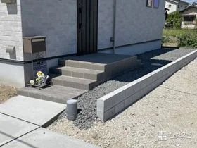お子様が安心しての上り下りできる玄関ポーチ階段[施工後]