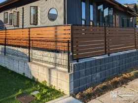 圧迫感を与えない横スリット入りの目隠しフェンス[施工後]
