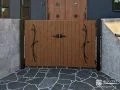 鋳物の装飾がエレガントなアクセントとなっている門扉