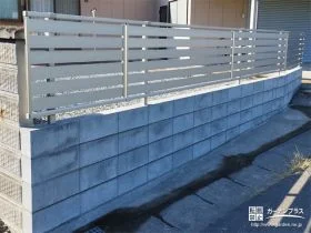 道路からの視線を程よくカットする目隠しフェンス[施工後]