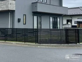 道路からの視線をカットするスリット入りフェンス[施工後]
