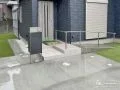歩行をサポートするスロープ付きの玄関ポーチ