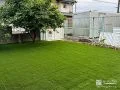 人工芝の緑とホワイトカラーのエクステリアが爽やかなお庭工事