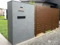 ジョリパット仕上げの門塀と木目調フェンスがマッチした外構工事
