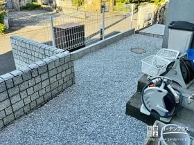 白砂利で明るく雑草対策をした犬走り[施工後]