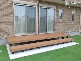 ナチュラルなウッドデッキと人工芝で楽しむお庭[施工後]
