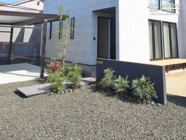 植栽と門柱が映えるシンプルモダンなアプローチデザイン