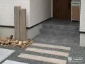 枕木や割栗石がアクセントとなるナチュラルテイストの玄関前工事