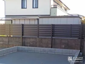 横スリットフェンスで圧迫感なく視線をカットする敷地境界工事