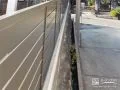 もう一方の敷地境界にも横スリットフェンスを設置