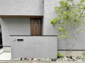 無駄を削ぎ落としたミニマルな美しさを演出する門柱[施工後]