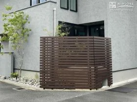 ライトグレーの外壁と調和する、洗練されたナチュラルガーデン[施工後]