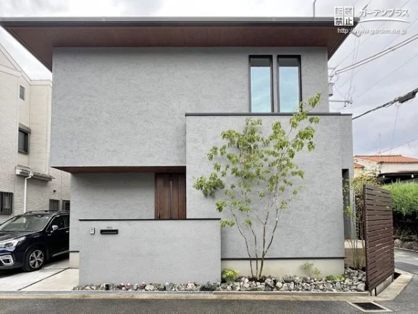 住まいと一体化する門柱が魅せるナチュラルモダンな新築外構